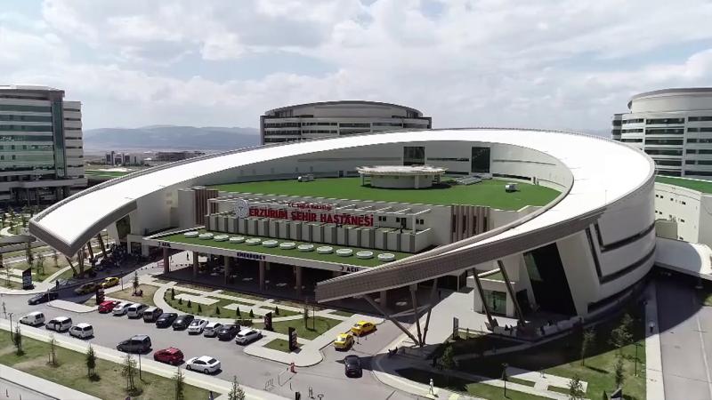 Erzurum Şehir Hastanesi'nde canlı yayında kolon ameliyatı yapıldı
