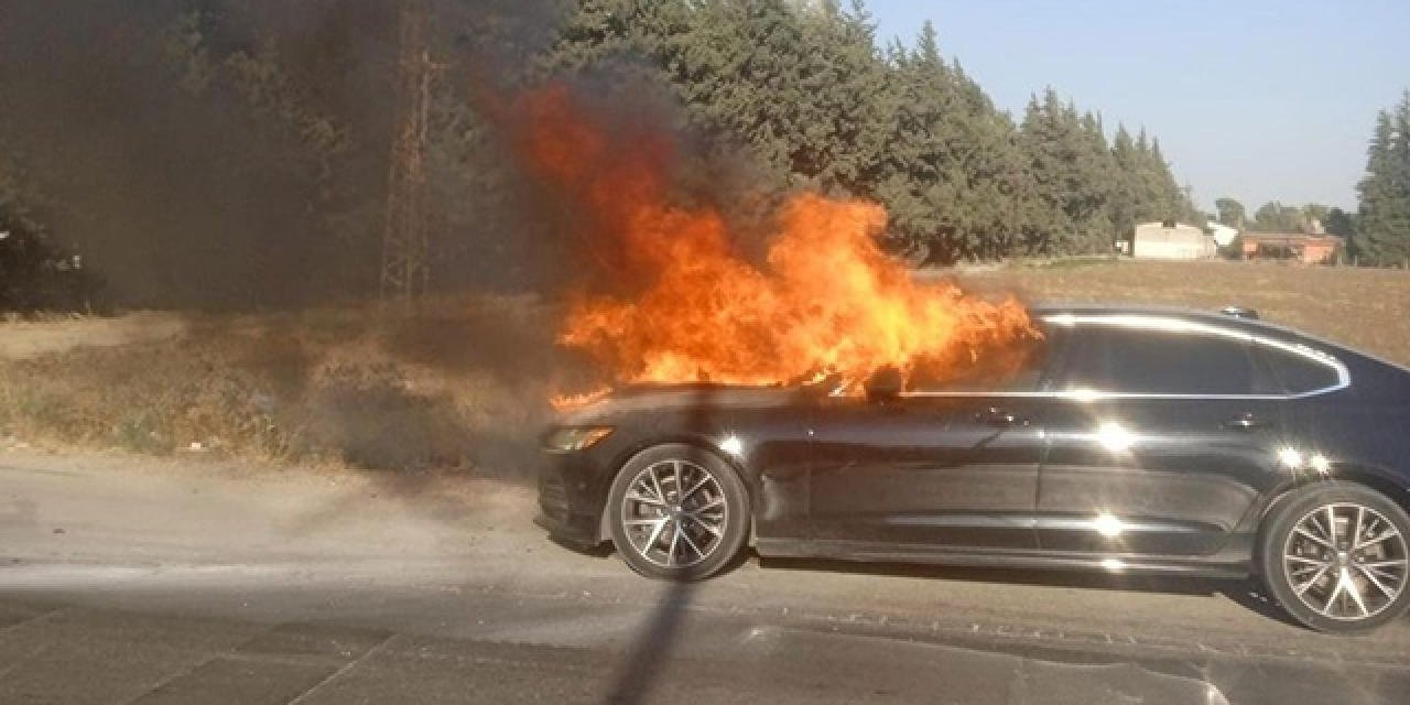 Hatay'da seyir halindeki araçta yangın çıktı