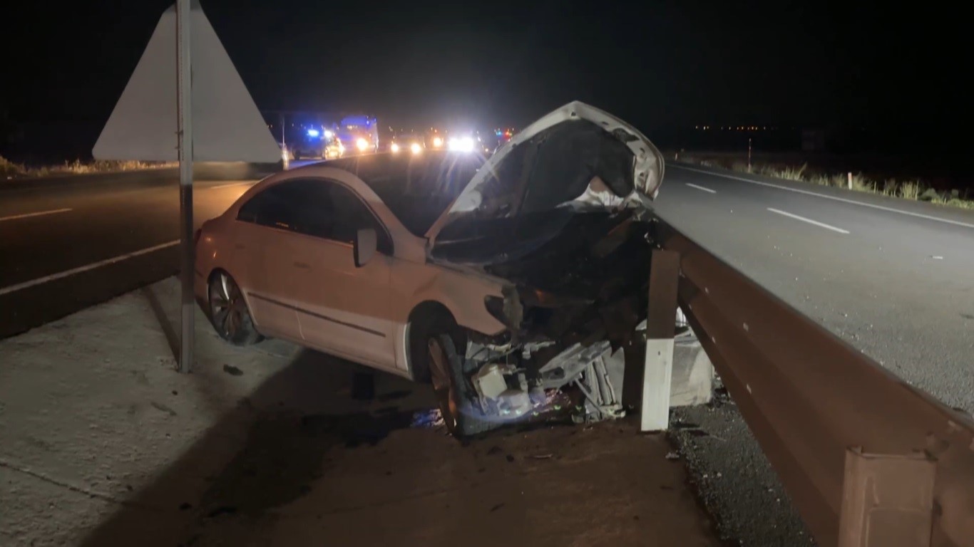Konya'da aşırı süratle 2 aracı hurdaya çeviren sürücü, otostop çekip kaçtı