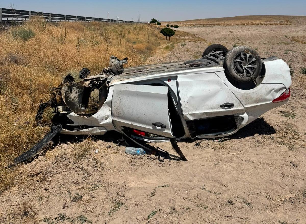 Konya'da bariyerlere çarpan otomobil takla attı: 5 yaralı