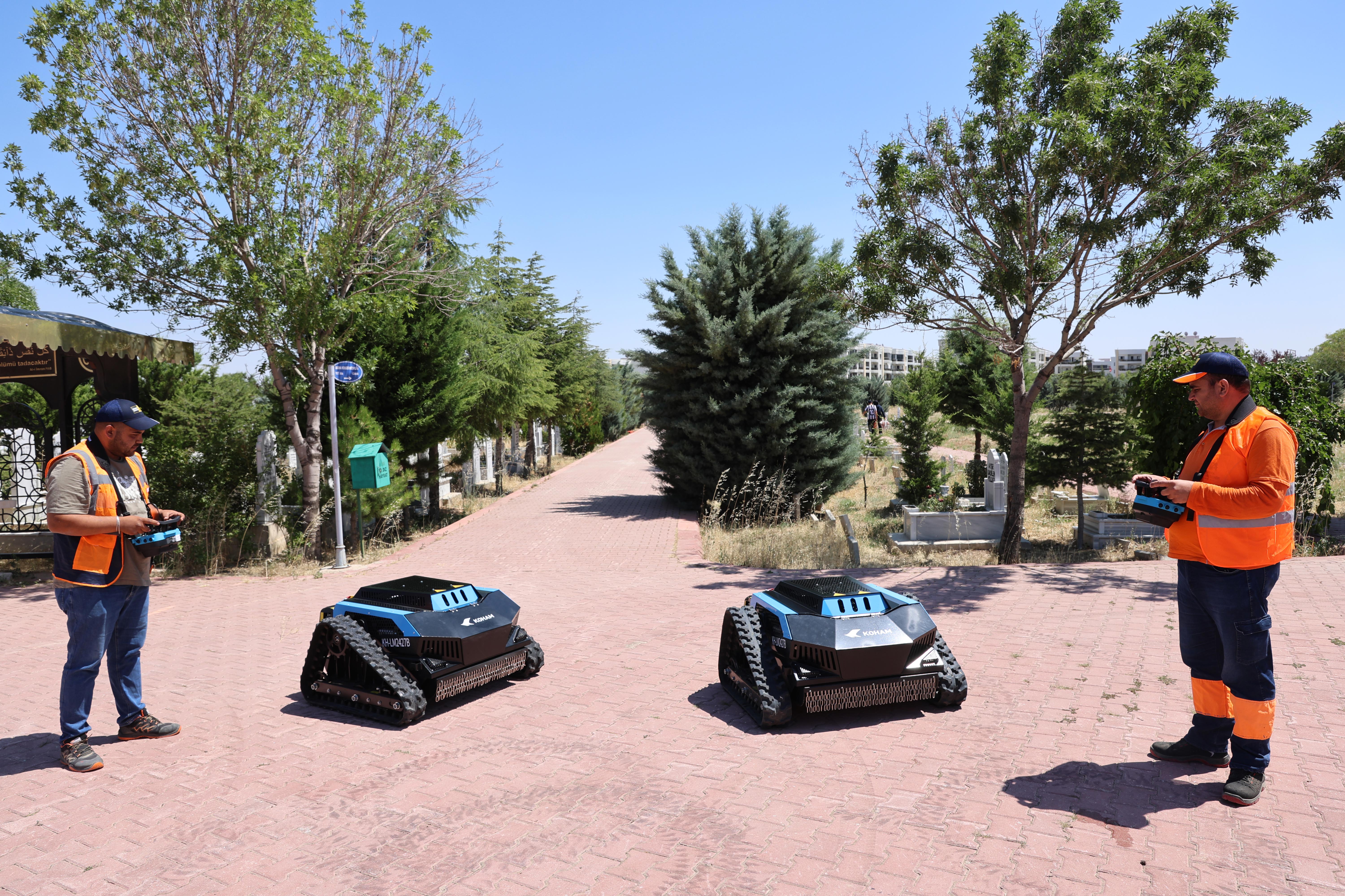Konya Büyükşehir Mezarlık Bakımında Ot Biçme Robotlarını Kullanmaya Başladı
