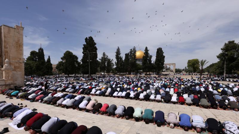 On binlerce Filistinli Mescid-i Aksa’da cuma namazı kıldı