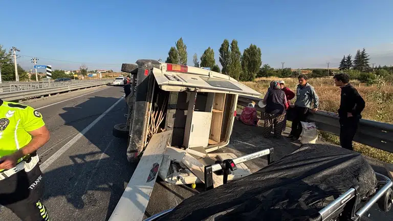 Konya'da tarım işçilerini taşıyan minibüs devrildi: 2'si ağır 14 yaralı