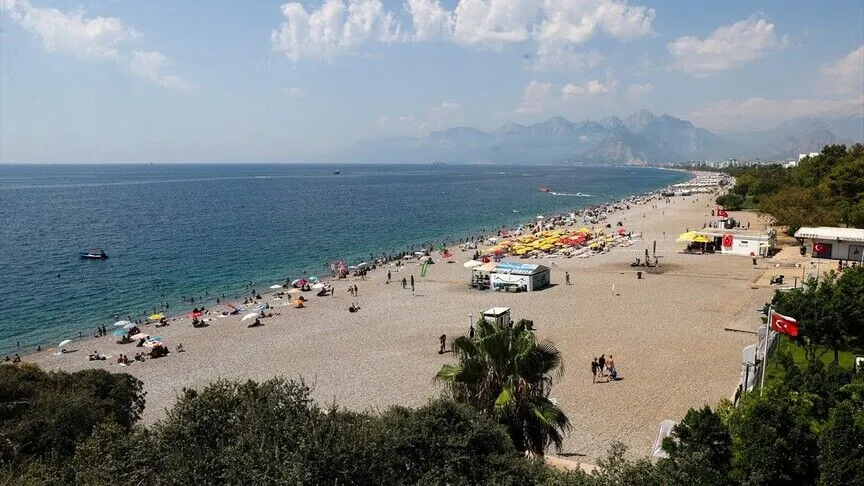 Antalya'da sıcaktan bunalanlar sahillerde yoğunluk oluşturdu