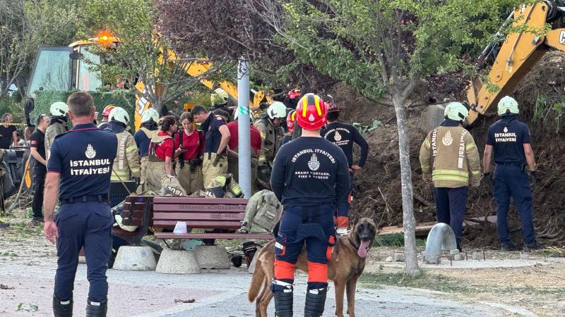 İstanbul Büyükçekmece'de toprak kayması meydana geldi