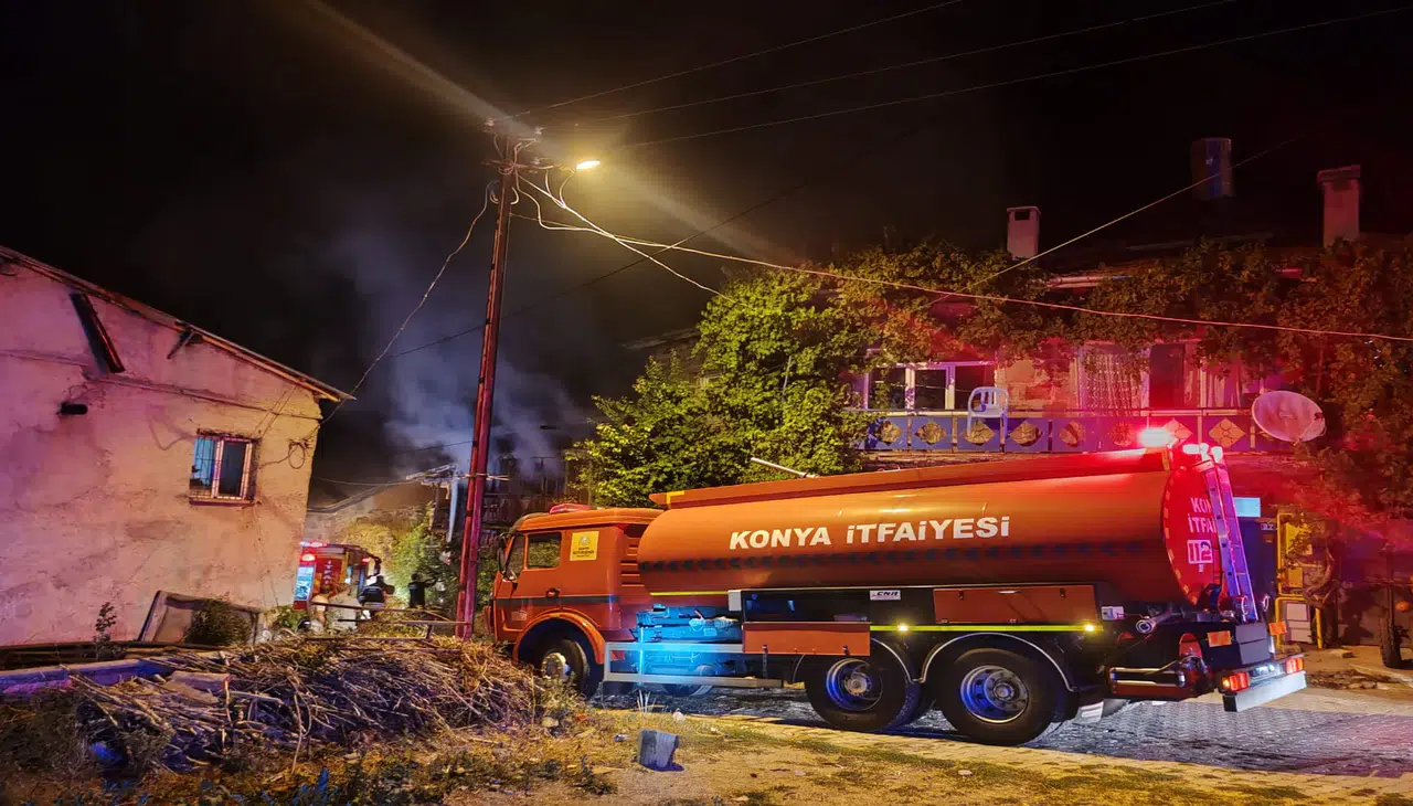 Konya'da 2 katlı evde yangın