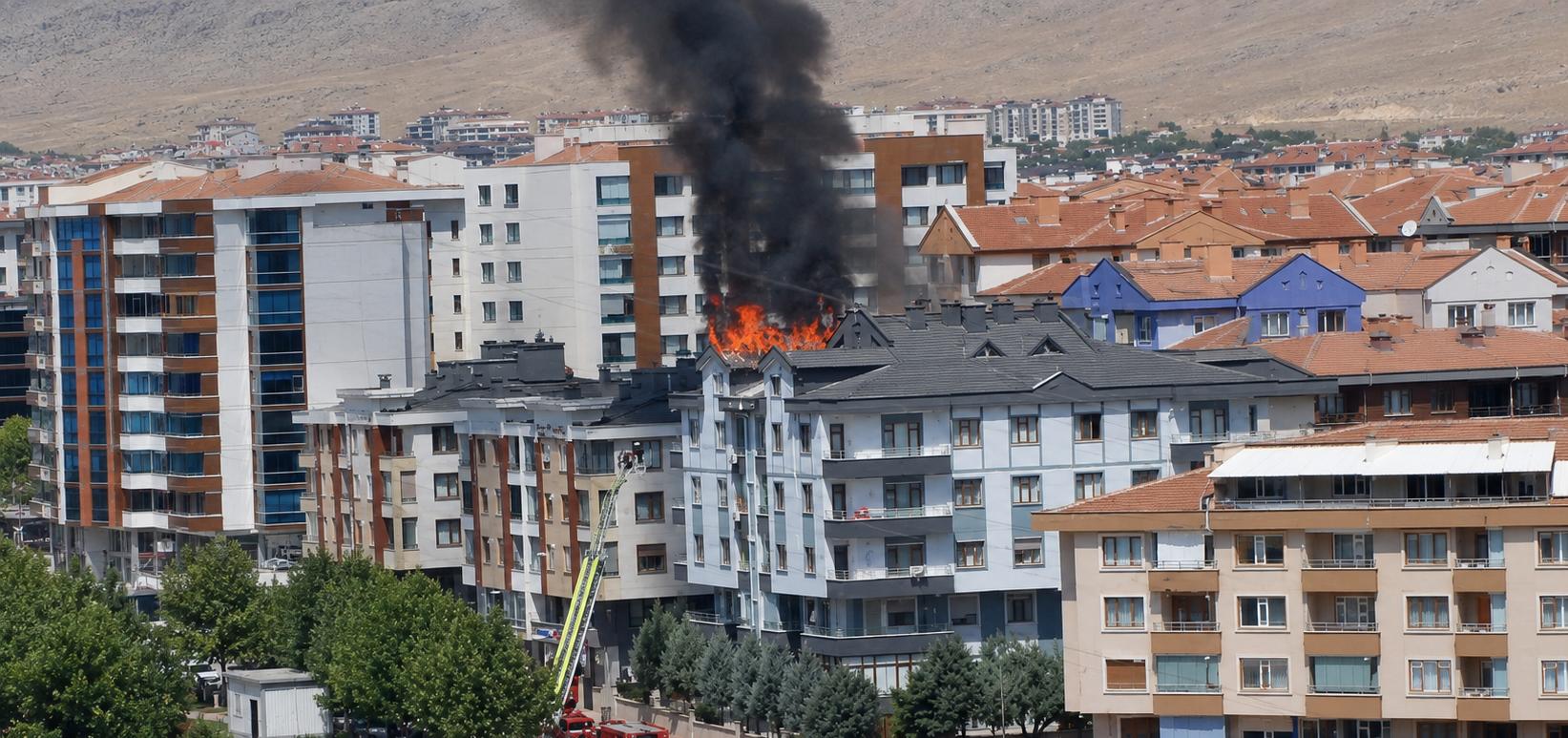 Konya'da apartmanın çatısı alev aldı!