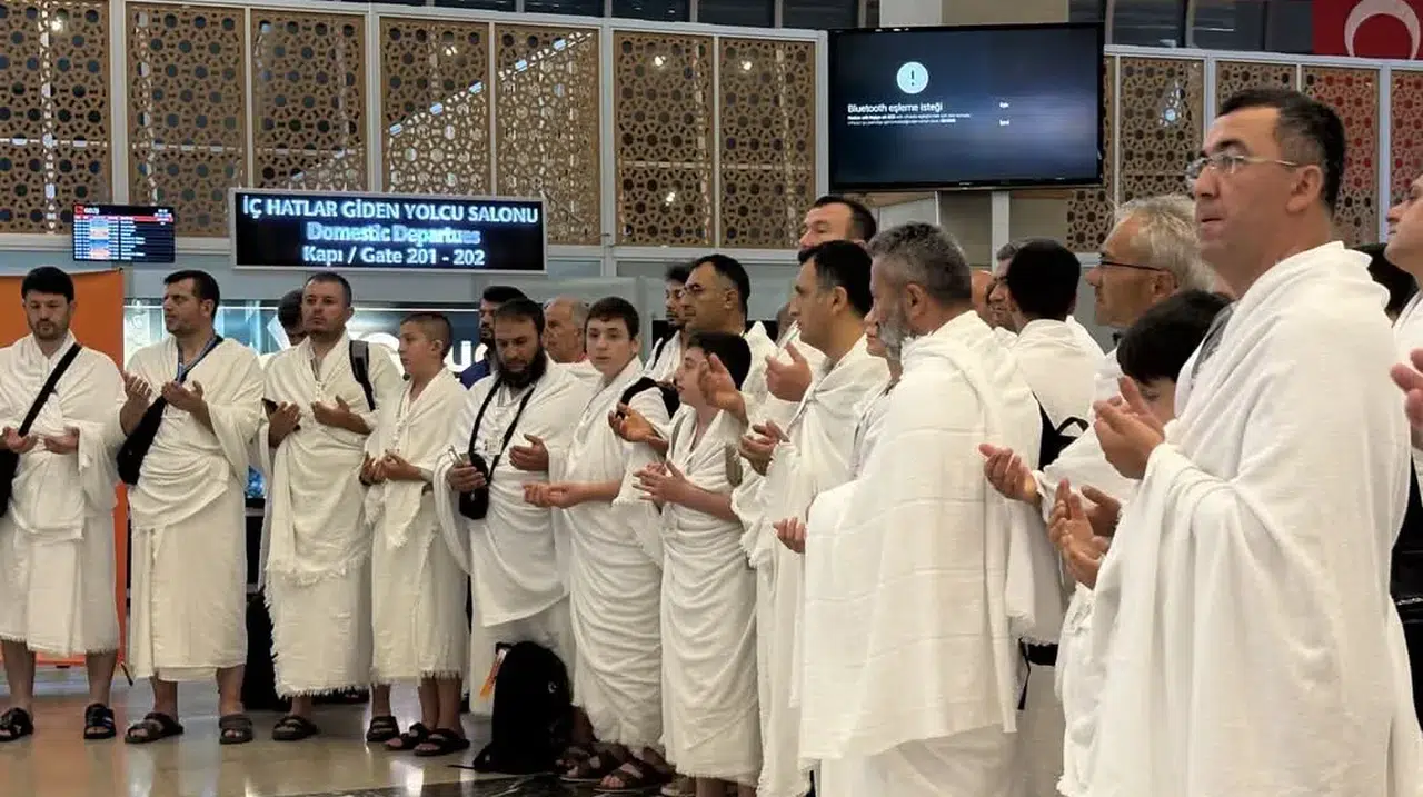 Konya'da öğrenciler umreye uğurlandı
