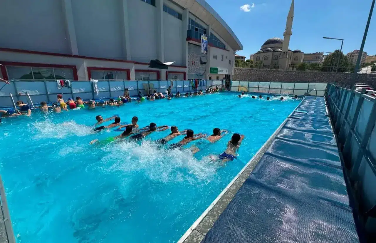 Konya Meram'da minikler yüzmeyle buluşuyor