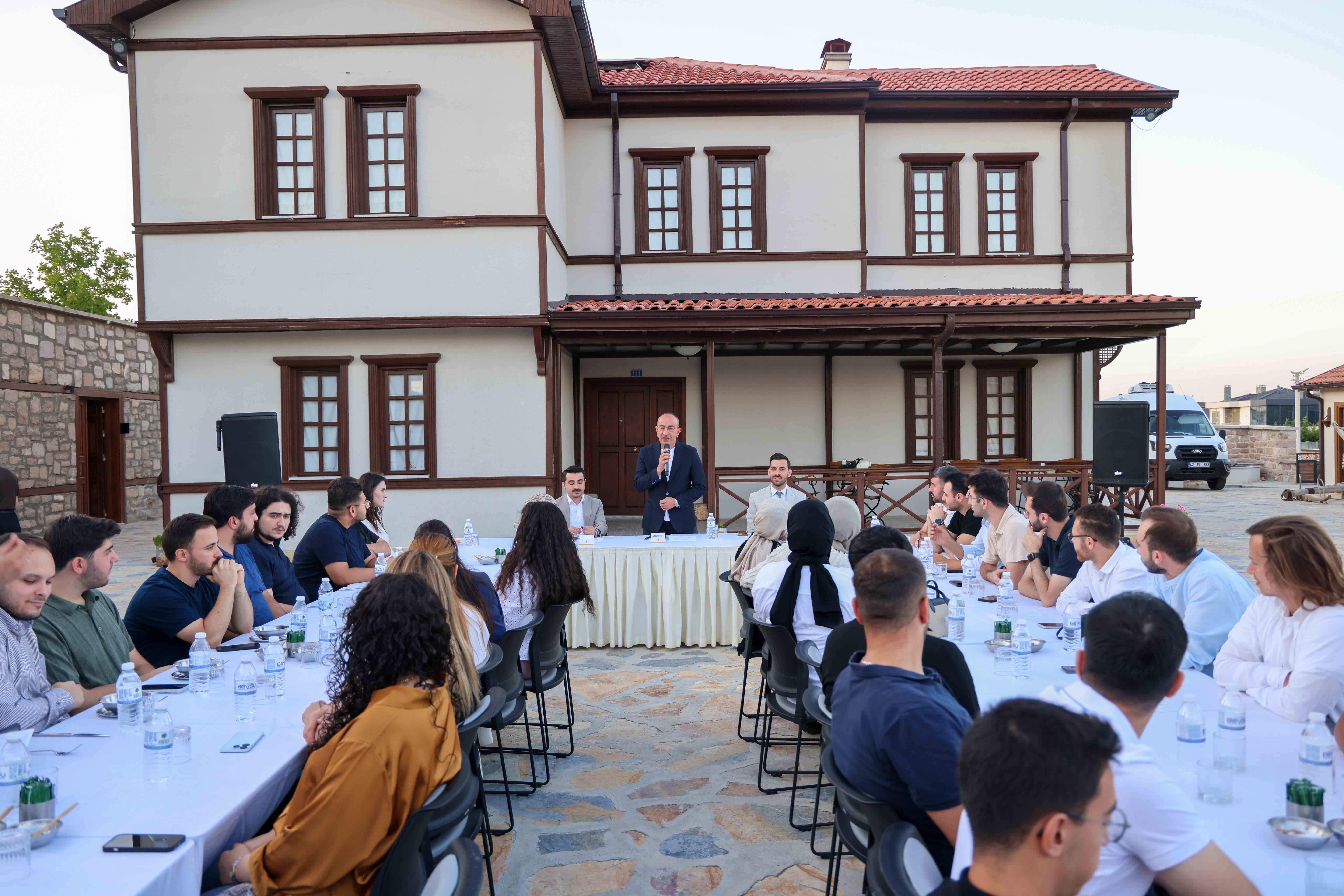 Başkan Kavuş, gençlerle Meram'ın geleceğini konuştu