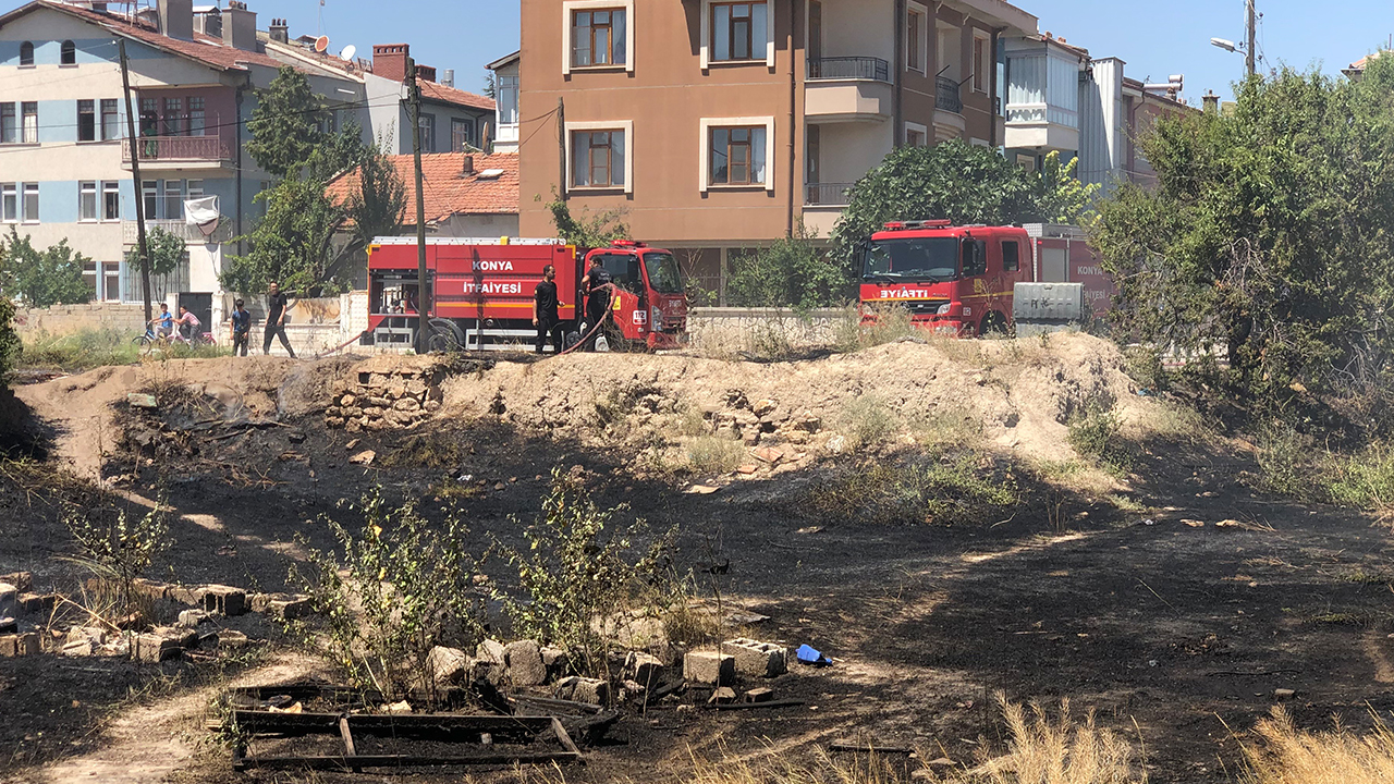 Konya'da evlerin bitişiğinde yangın çıktı