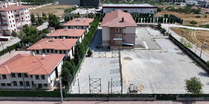 Karatay’da 14 halı sahanın yapım çalışmaları hızla sürüyor