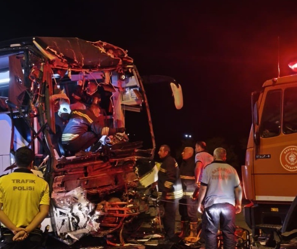 Konya çıkışlı yolcu otobüsü TIR’la çarpıştı: Ölü ve yaralılar var!