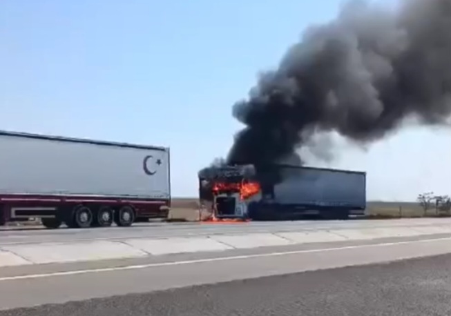 Konya Karapınar’da seyir halindeki TIR alev aldı