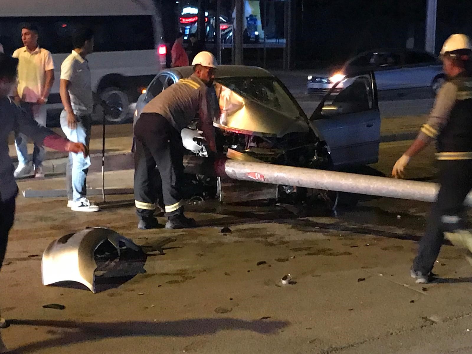 Konya'da kontrolden çıkan otomobil aydınlatma direğini devirdi: 1 yaralı