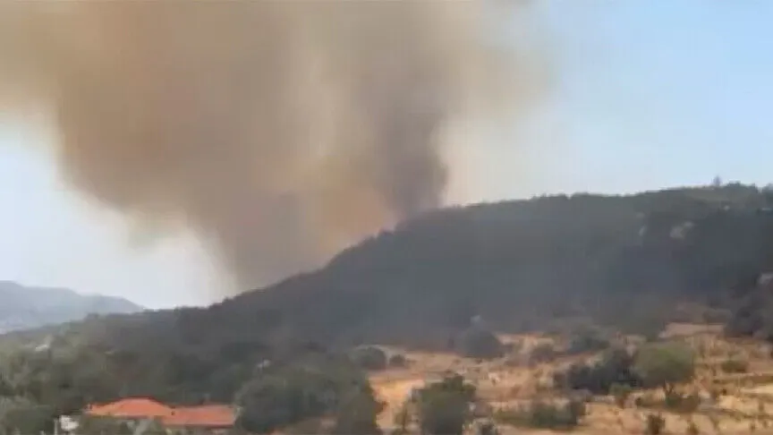 Kaş'ta çıkan orman yangınına müdahale ediliyor