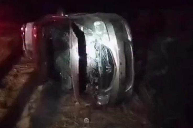Konya'da otomobil takla attı: 2 kişi araçta sıkıştı