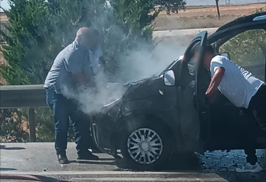 Konya’da düğün konvoyundaki hafif ticari araç alev aldı