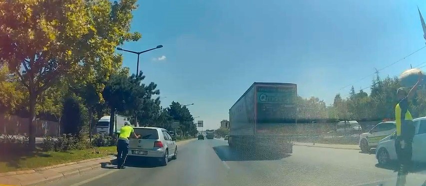 Konya'da yolun ortasında kalan otomobile ekipler müdahale etti!