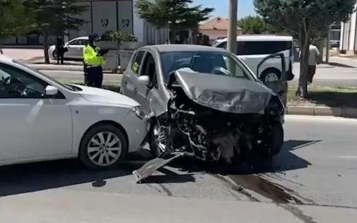 Konya’da kontrolden çıkan otomobil park halindeki 2 araca çarptı
