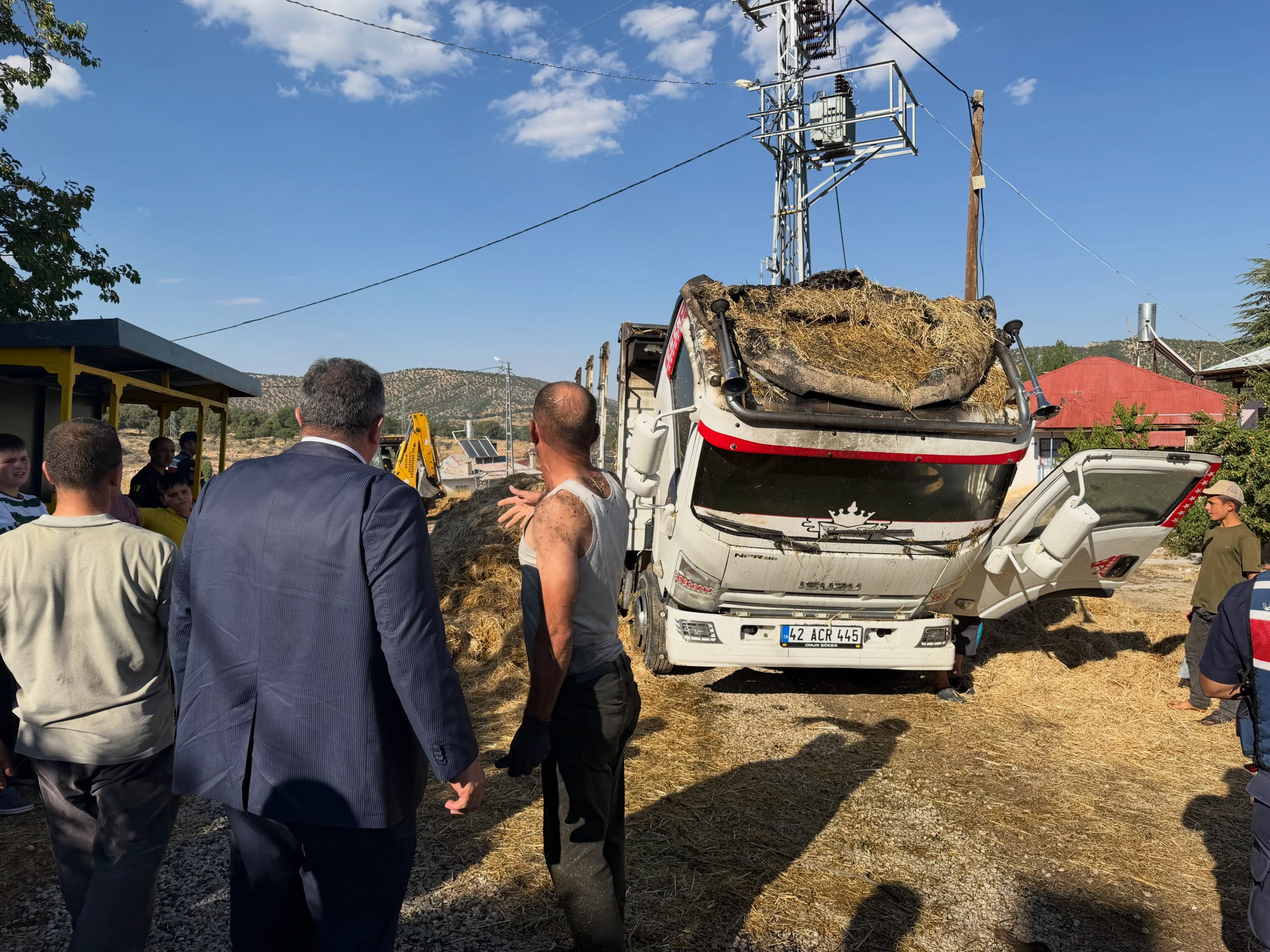 Konya'da saman yüklü kamyon yandı: Alevler çevreye yayıldı