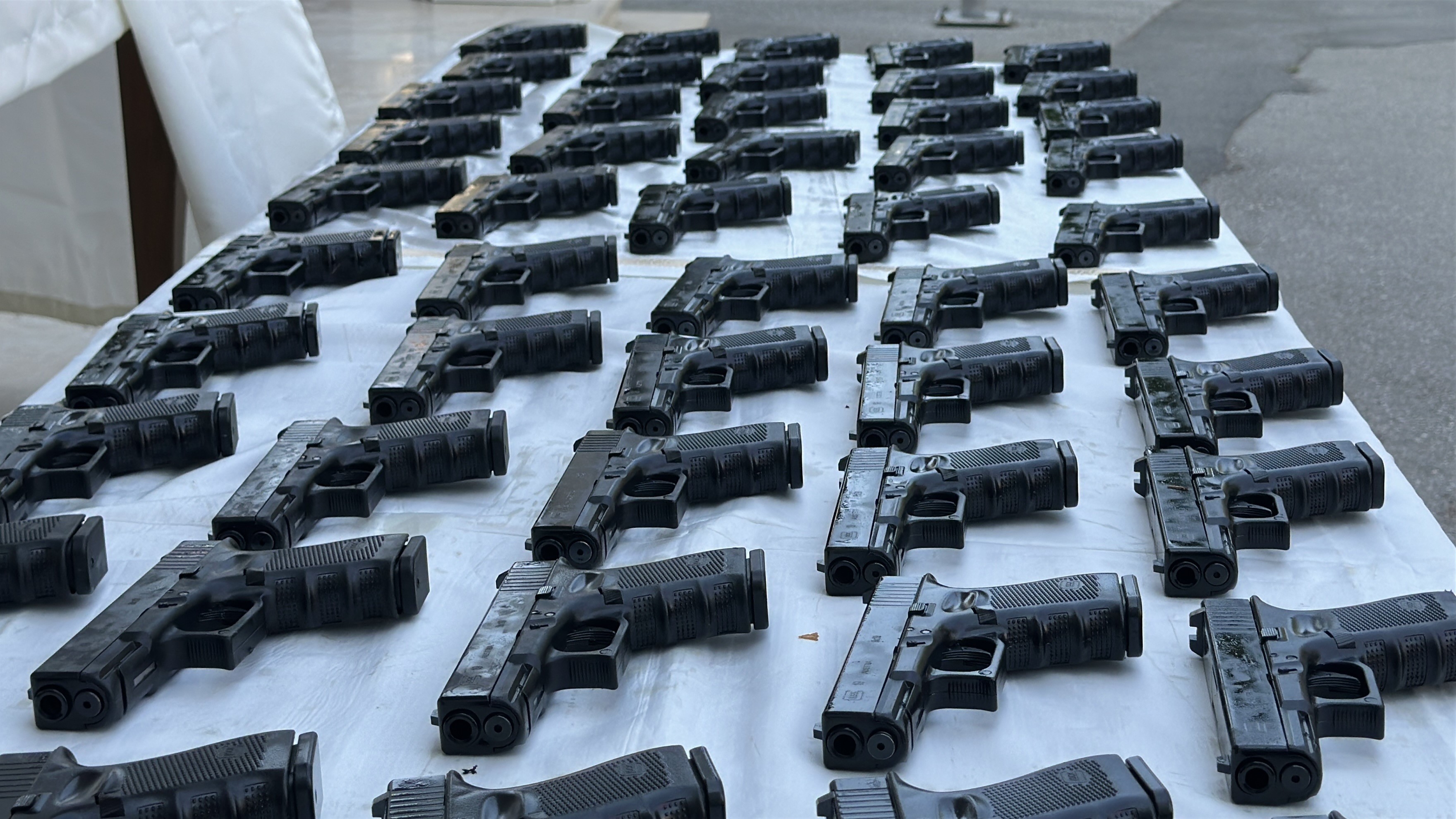 Konya’dan Kocaeli ve İstanbul’a silah sevkiyatına operasyon: 100 tabanca ele geçirildi