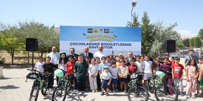 Başkanlar çocukların bisiklet sevincine ortak oldu