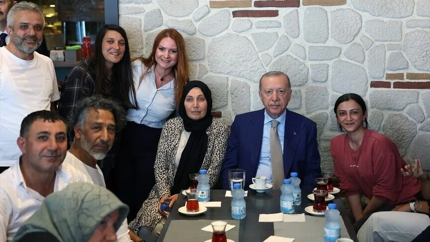 Cumhurbaşkanı Erdoğan, Üsküdar'da esnafı ziyaret etti