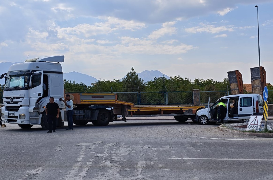Konya’da hafif ticari araç ile çekici çarpıştı: 5 yaralı