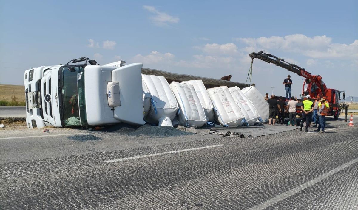 Konya'da TIR devrildi: Sürücüsü yaralanmadan kurtuldu
