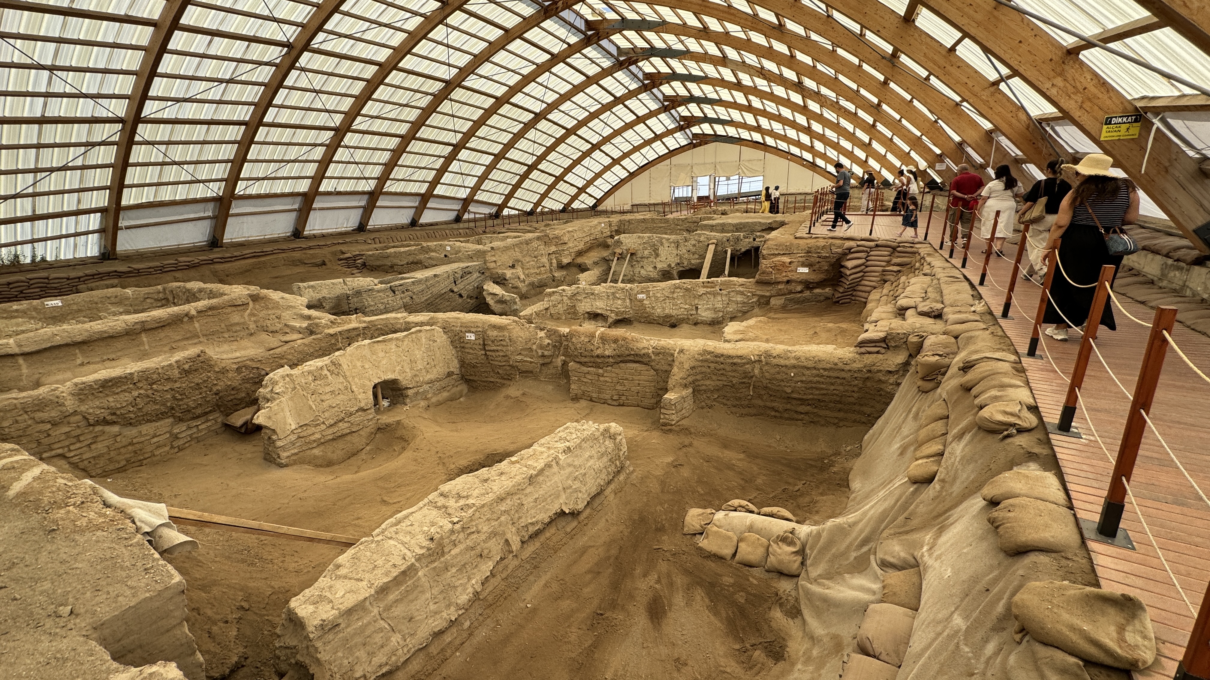 Çatalhöyük'ün "ölüler evi"nin bitişiğinde 8 bebek iskeleti bulundu