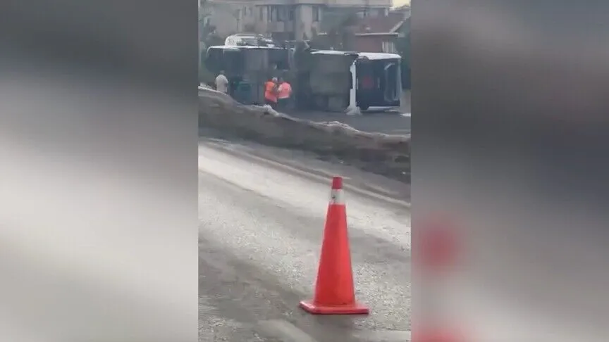 Büyükçekmece'de servis otobüsünün devrildiği kazada 15 kişi yaralandı