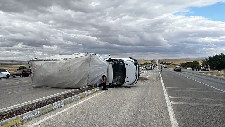 Konya'da minibüsle çarpışan eşya yüklü kamyonet devrildi