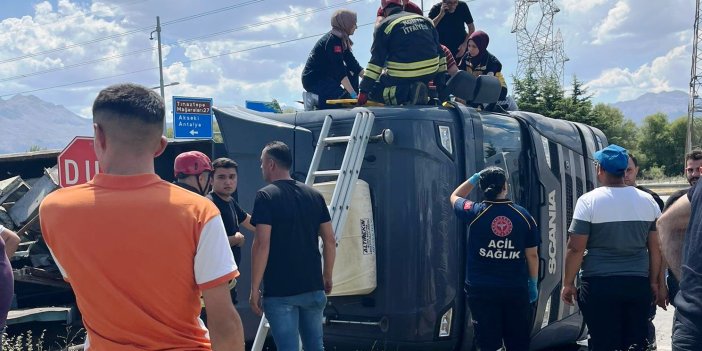 Ortalık savaş alanına döndü! Konya'da hurda yüklü tır devrildi