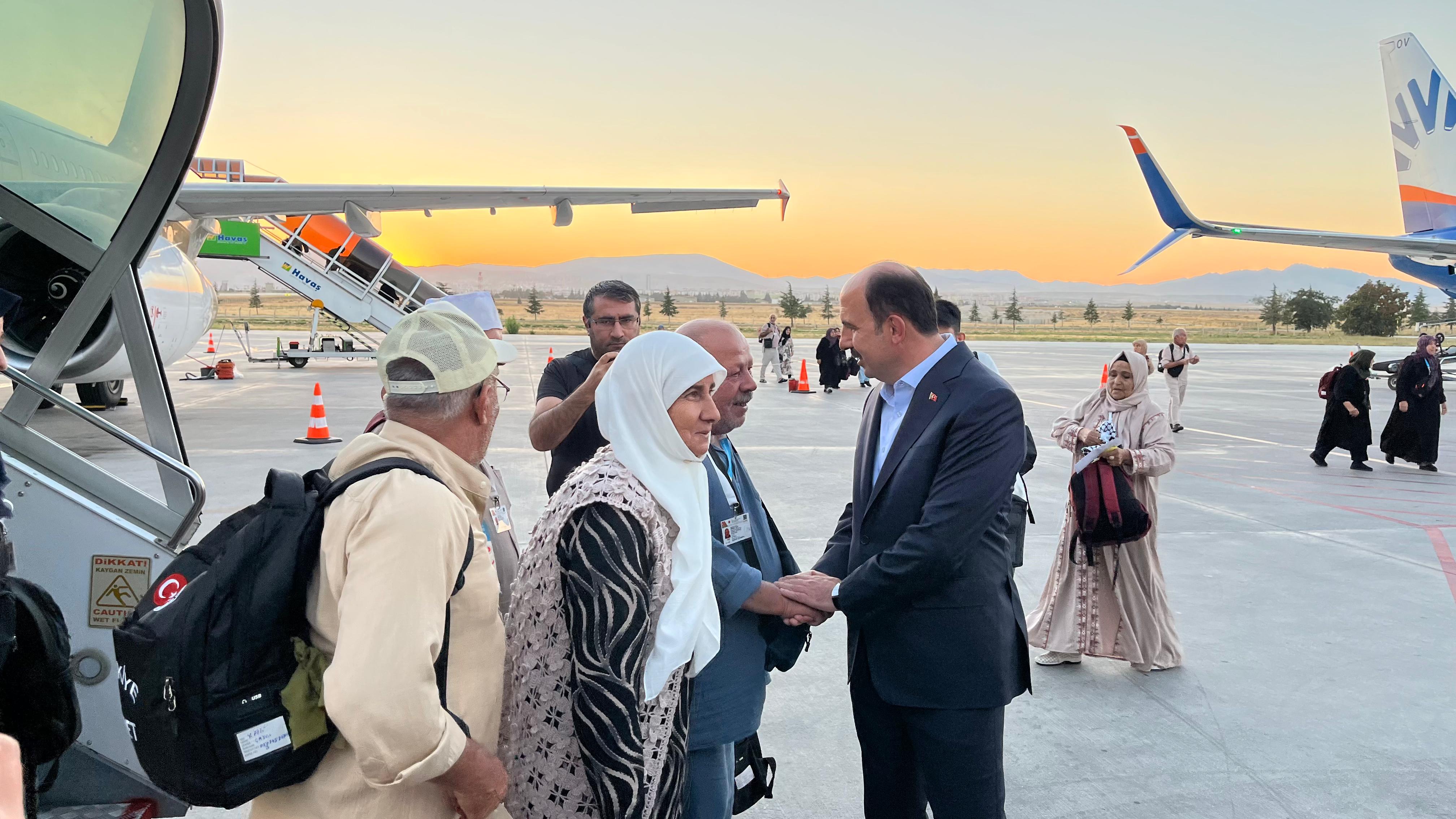 Vefa Umresi kafilesi Konya’ya döndü! Başkan Altay karşıladı