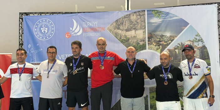 Konya’nın veteran badmintoncuları Trabzon’dan madalyalarla döndü
