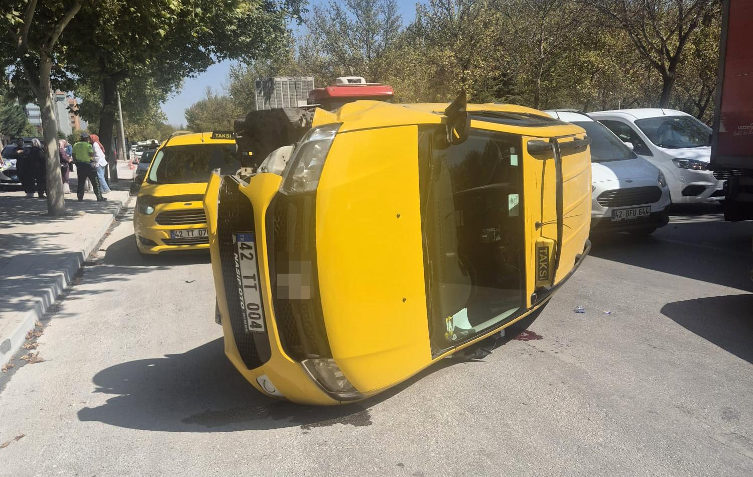 Konya'da iki otomobil çarpıştı: Ticari taksi yol ortasına devrildi