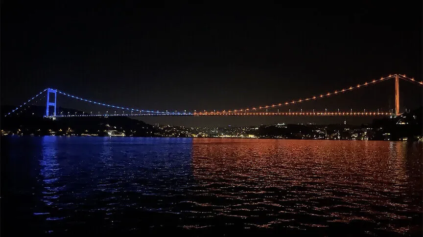 Fatih Sultan Mehmet Köprüsü omurilik felçlileri için ışıklandırıldı