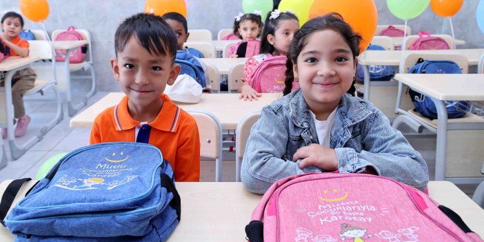 Karatay'da İlk Ders Gününde Öğrencilere Kırtasiye Seti Sürprizi