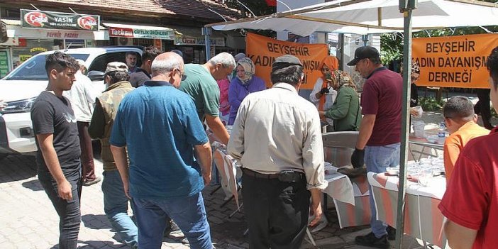 Eşrefoğlu Camiinde namaz sonrası aşure ikramı yapıldı
