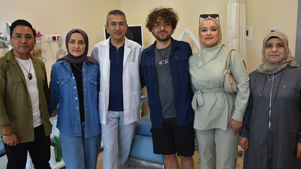 Konya’da duygulandıran başarı! İşitme engelli kardeşler “anne” demeye başladı