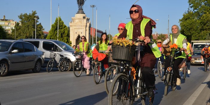 Konya'da kadınlar "Dünya Otomobilsiz Kentler Günü"ne dikkati çekmek için pedal çevirdi