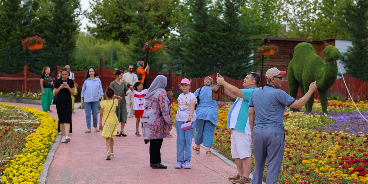 Selçuklu Çiçek Bahçesi ilgi odağı oluyor