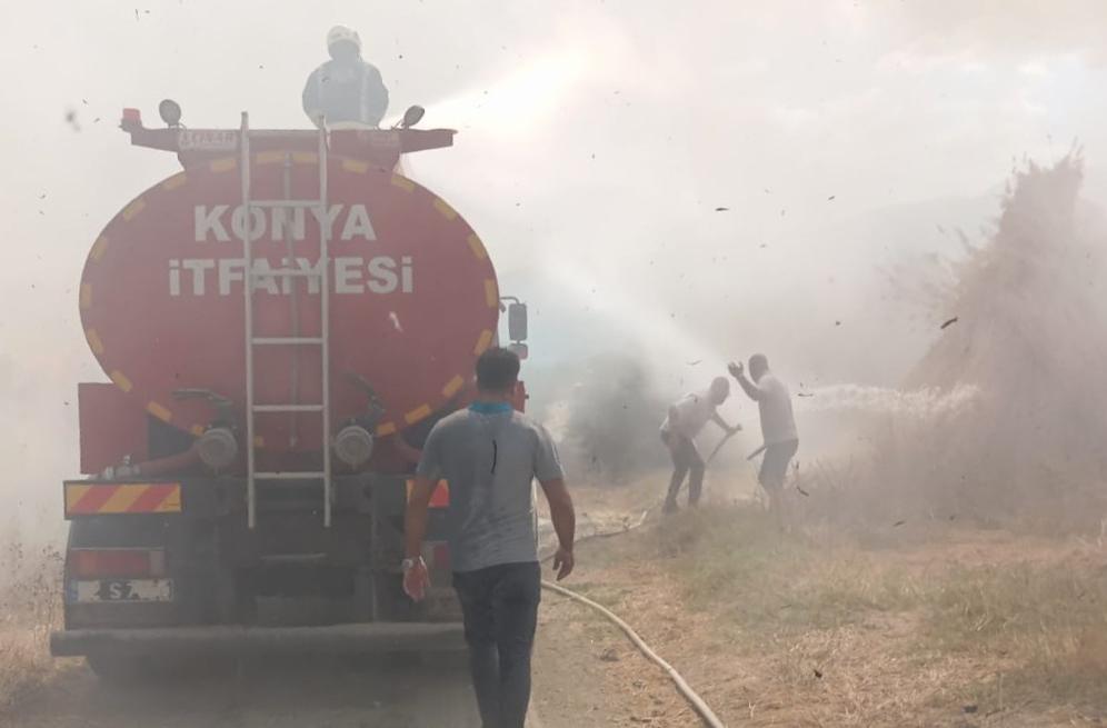 Konya'da göl kenarındaki kamış deposu alev aldı