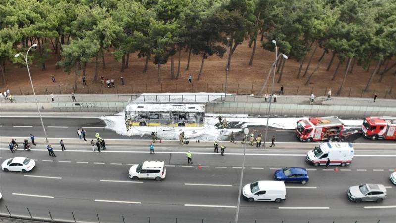 Bakırköy'de yanan İETT otobüsü kullanılamaz hale geldi
