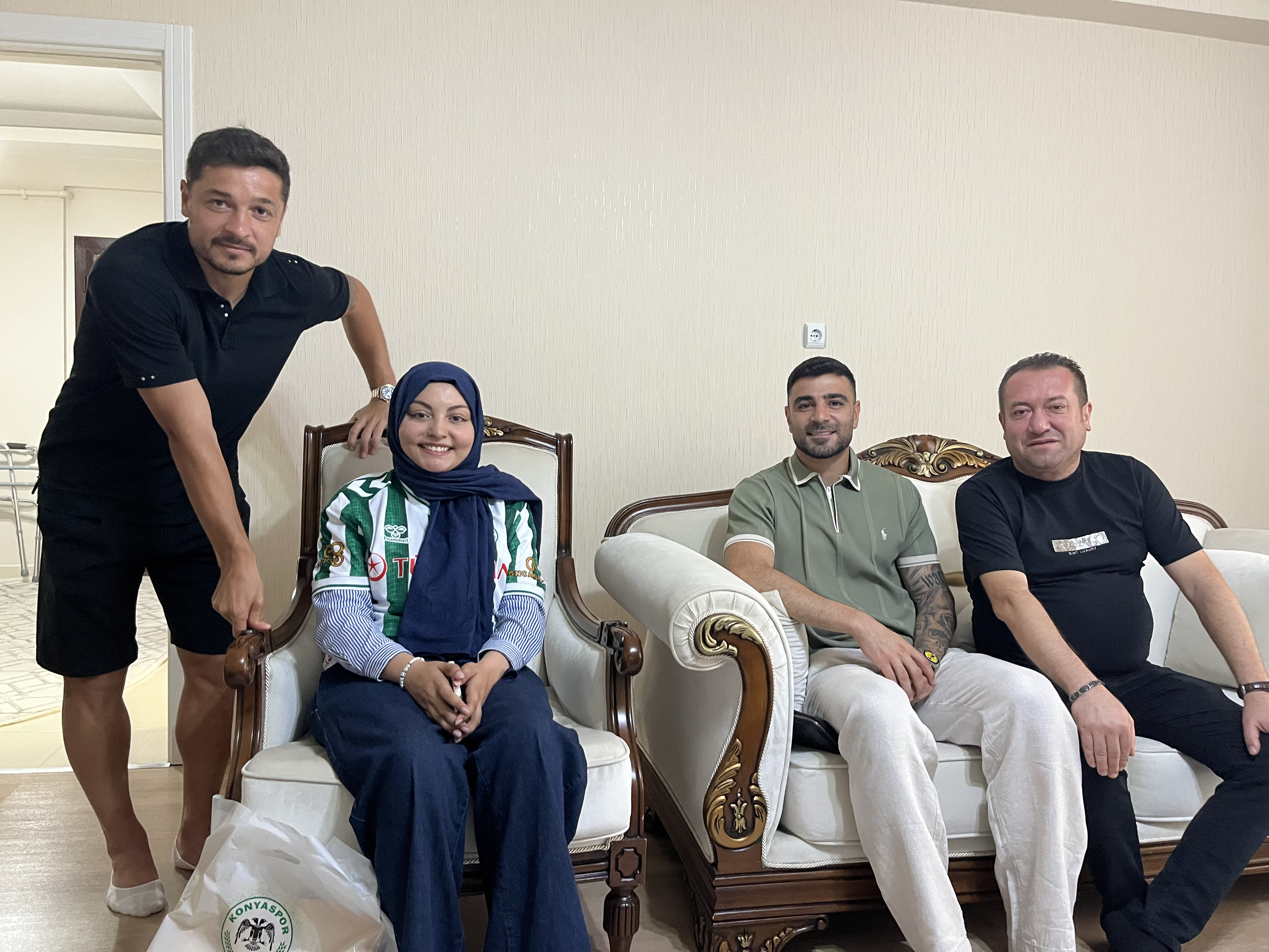 Konyaspor, kanser tedavisi gören 17 yaşındaki taraftarını yalnız bırakmadı