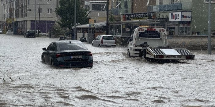 Karaman'ı sel bastı! Sele uykuda yakalanan kişi canını zor kurtardı