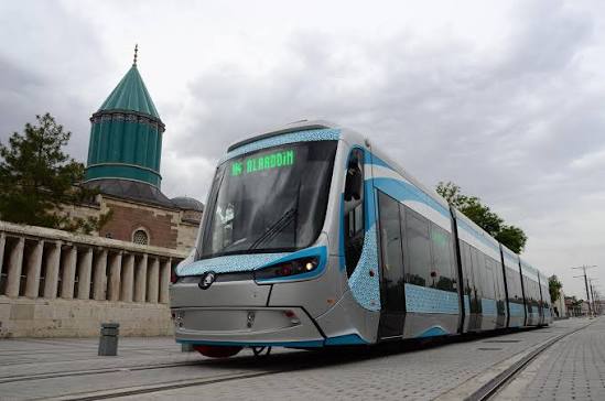 Konya’da tramvay hattına ağaç devrildi! Seferlerde düzenleme yapıldı
