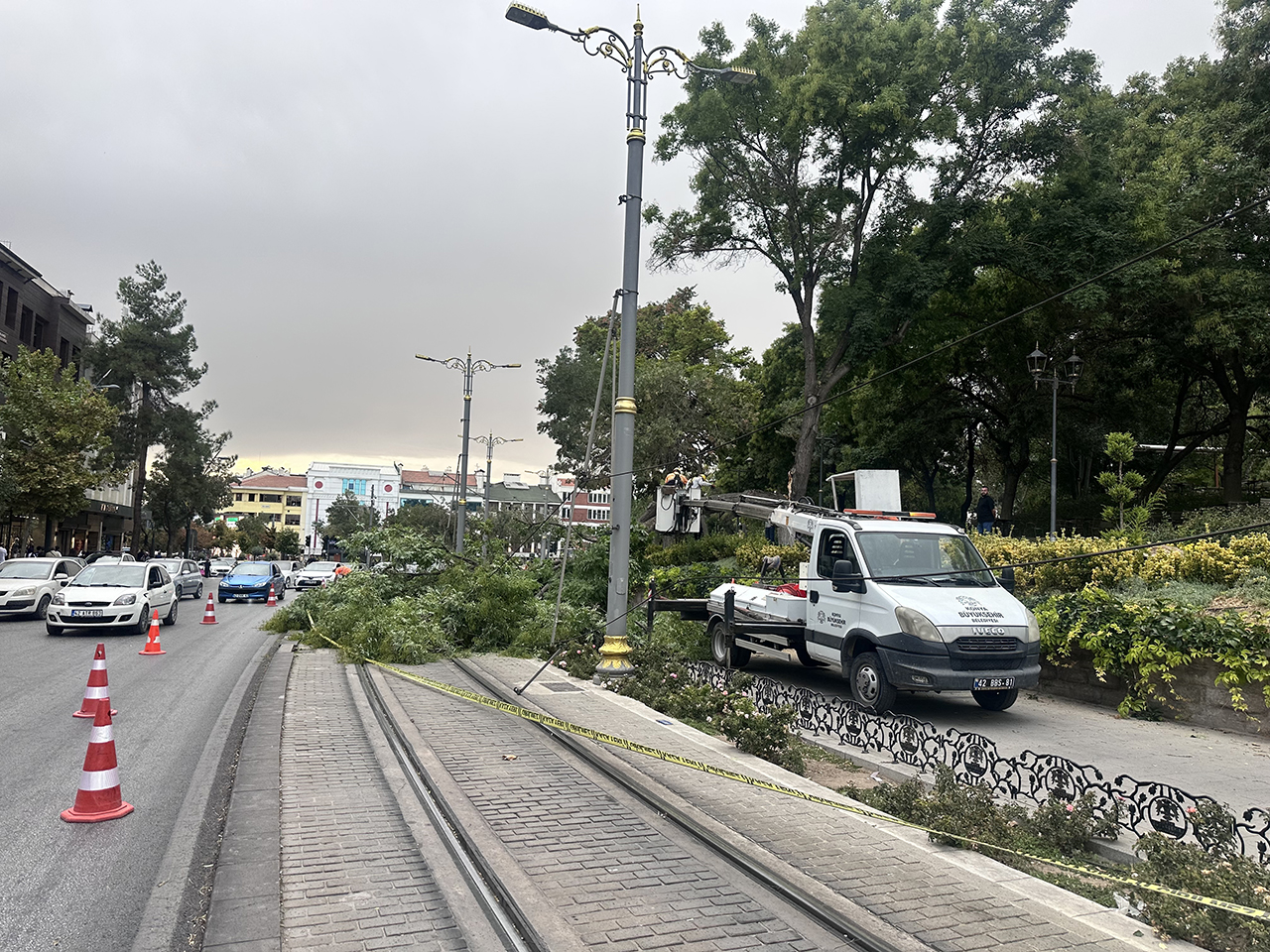 Konya’da fırtına ağacı tramvay yoluna devirdi: 10 yaşındaki çocuk yaralandı