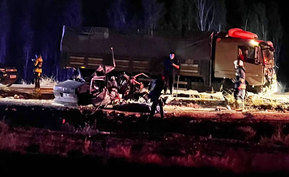 Konya’da feci kaza! Buğday yüklü kamyonla çarpışan otomobil alev aldı: 1 ölü, 1 yaralı